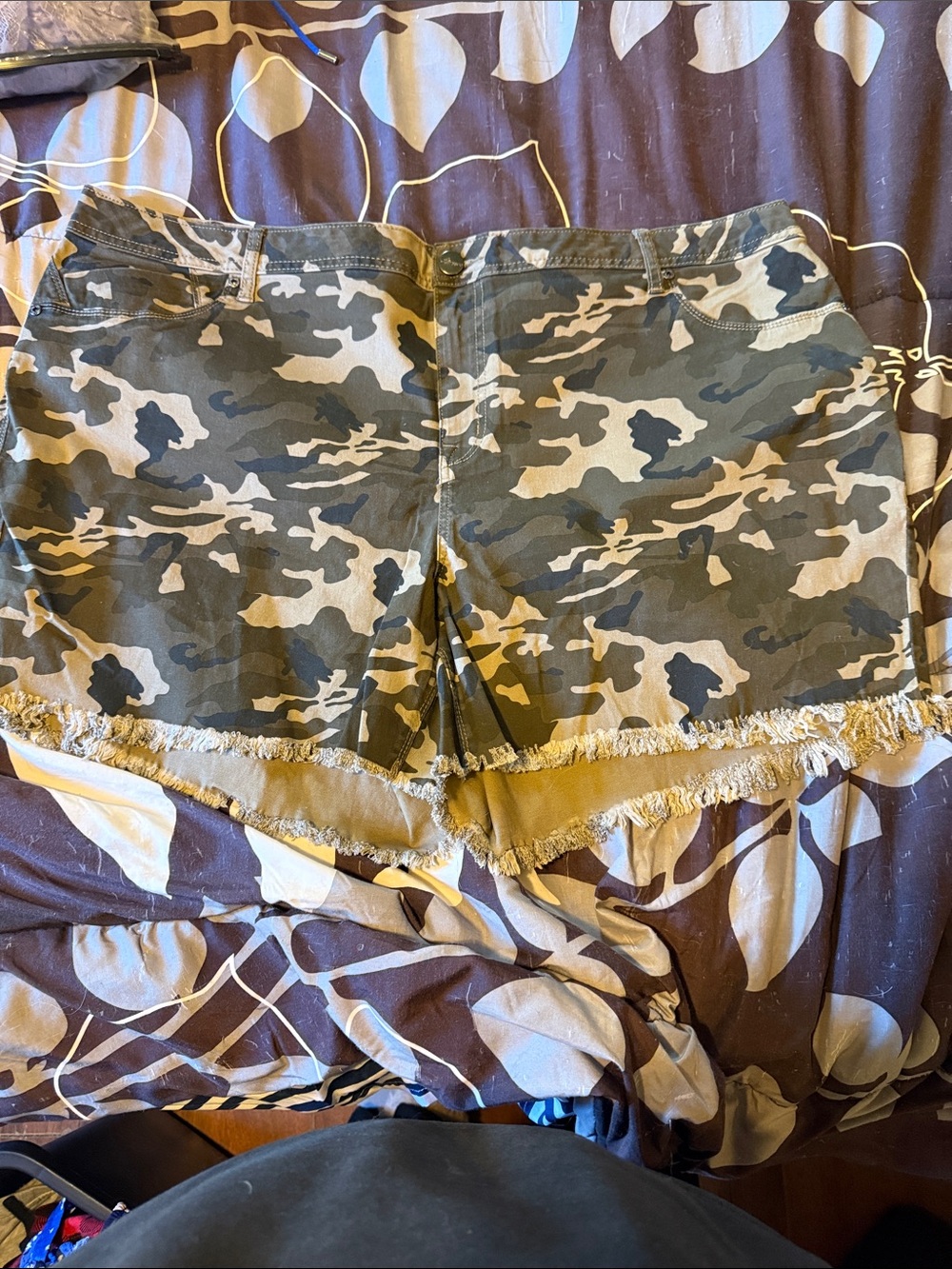 Source Unknown Olive Camouflage Frayed Hem Jean Shorts